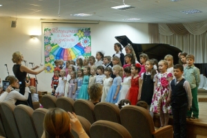 Сводный хор учащихся фортепианного, эстетического и оркестрового отделений (дирижирует Таскаева Н.А.)