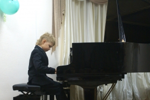 Играет Тихонов Егор, учащийся 1 класса (фортепиано)