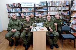 Военнослужащие смотрят фрагменты  фильма  «Гагарин. Первый в космосе»