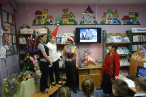 Юлианна Касаткина и Галина Зверинцева проводят акцию «Читаем стихи под елкой»