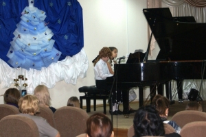 Юные пианисты Дмитрий Шаров и Мария Злобина в образе Вольфганга А.Моцарта и его сестры Наннерль