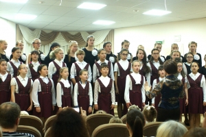 На сцене Сводный хор учащихся старших классов хорового отделения, дирижирует Слаутина И.П.