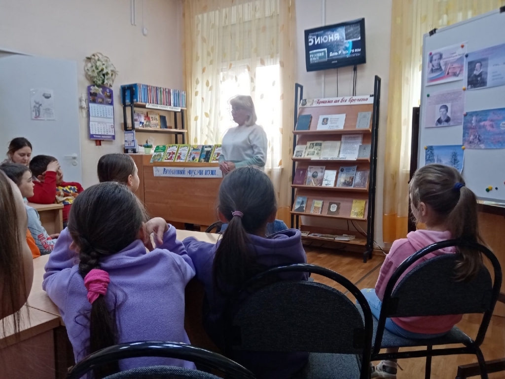 Мероприятие в форме библиоскамеечки «В Пушкинский день - с книгой» |  06.06.2023 | Североморск - БезФормата