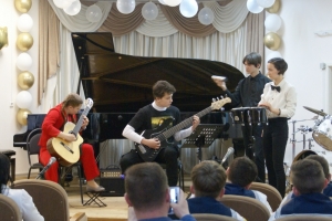 В составе инструментального ансамбля выпускники: Яна Козырская (гитара) и Арина Таспаева (ударные инструменты)
