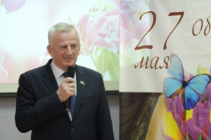 Председатель Совета депутатов ЗАТО г. Североморск Е.П. Алексеев поздравляет североморские библиотеки