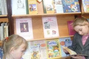 У книжной выставки