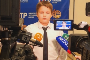 Аркадий Котов дает интервью