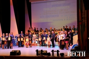 Фото Главы ЗАТО г. Североморск В.В. Евменькова со стипендиатами