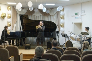 В составе инструментального ансамбля "Jazzetta" выпускницы - Камилла Цуман (труба) и Арина Таспаева (ударные)