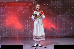 Выступает Алина Рощупкина (народный вокал)