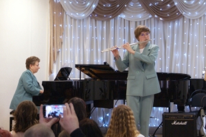 	Играет выпускница класса флейты Воронцова Феодора , концертмейстер Григорович Т.В.