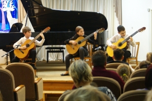 Трио гитаристов в составе: Артем Дубинин, Анна Семяшкина, Виктор Семяшкин