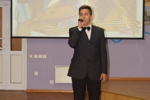 Даниил Муравьев, солист народного самодеятельного коллектива ансамбля солистов «Виола», исполняет песню «Журавли»