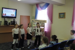 Девочки исполняют песню о Масленице