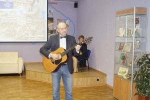 Песню исполняет поэт и бард Сергей Совпель