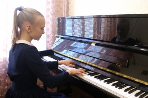 Мария Найдёнова за новым фортепиано