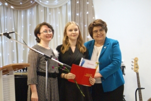 	Вручение свидетельств об окончании ДМШ - аттестат с отличием получает Соловьева Евгения, выпускница класса фортепиано