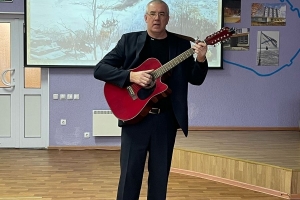 Песню исполняет Марат Сосна