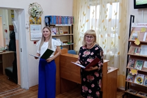 Поздравление гостей работниками библиотеки И.В. Трошкиной  и Л.В. Стародубовой