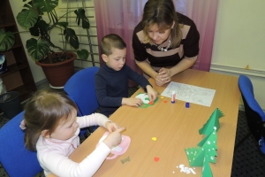 Участники делают открытку с символом года
