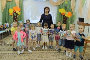 Заведующая библиотекой с мальчишками и девчонками группы «Умка»
