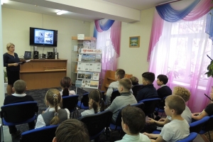 Библиотекарь Евгения Валерьевна рассказывает учащимся об оборонительных сражениях в годы ВОВ