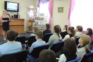 Библиотекарь Евгения Валерьевна совершает с ребятами виртуальное путешествие по городам Мурманской области