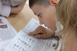 Учащиеся активно рассматривают книги о славянской письменности