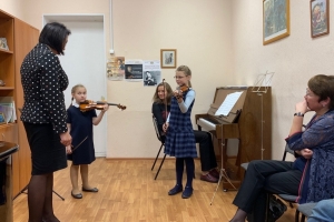 В ходе занятия с юными скрипачами 