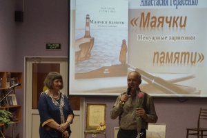 Анастасию Герасенко поздравляет руководитель изостудии «Колорит» Сергей Скоров