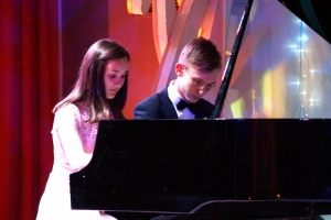За роялем выпускники: Анастасия Ишханян и Никита Витусевич