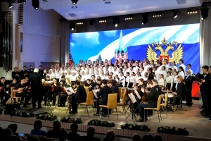 На сцене Сводный хор Мурманской области и оркестр русских народных инструментов