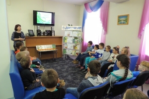 Библиотекарь Алина Яценко рассказала и познакомила детей с лекарственными растениями