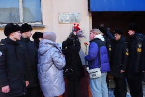 Возложение цветов к мемориальной доске Л. А. Крейна