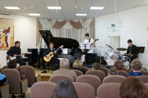 Виктор Семяшкин (гитара), Артем Дубинин (бас-гитара), Матвей Поляков  (ударные), Семяшкин М.В. (электрогитара)