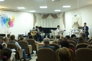 Эстрадное трио: Галимон Владислав (гитара), Рамзаев Кирилл (бас-гитара), Четверкин Кирилл (ударные)