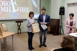 Елена Коваленко получает приз 