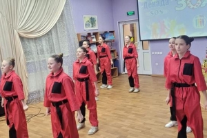 Выступает детская студия «Ансамбля песни и пляски Северного флота»