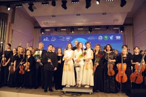 Участники оркестра, солистки Диана Овчаренко и и Анастасия Зайцева (фортепиано)с автором проекта А.А. Гришко, 