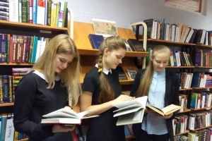 Девятиклассницы знакомятся с книжной выставкой «Век Солженицына»