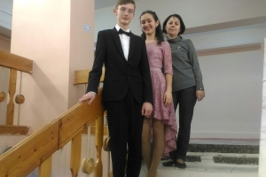 Обладатели Гран-при конкурса: Никита Витусевич, Анастасия Ишханян и преподаватель Хомичко Г.Я. 