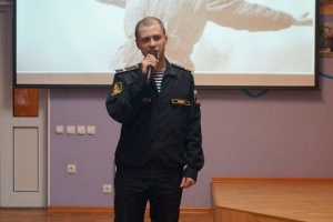 Вячеслав Белов, старший матрос воинской части 77360, исполняет песню «Облаком по небу»