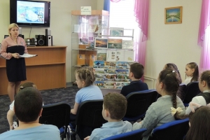 Библиотекарь Евгения Валерьевна рассказывает ребятам историю Кольского полуострова