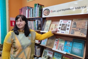 У книжной выставки