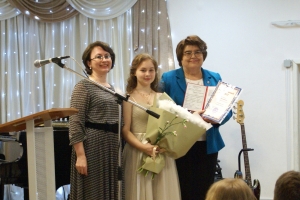 	Вручение свидетельств об окончании ДМШ - аттестат с отличием получает Егорова Адриана, выпускница класса скрипки