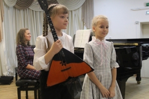 Дебют ансамбля - Варвара Дерий (балалайка)  и Милана Кашицына (фортепиано)