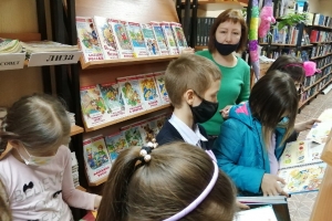 Анна Салкевич ознакомила юных читателей с красочными познавательными  изданиями с книжной выставки