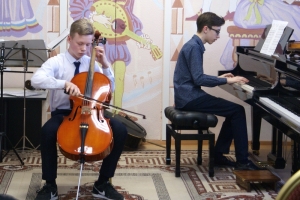 Инструментальный ансамбль: Владислав Карельский (виолончель), Андрей Валиев (фортепиано)