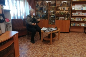 Елена Назарова читает гостям свои стихи