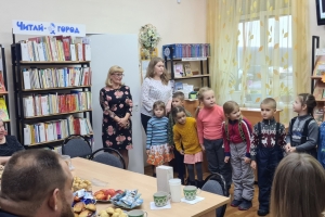 Воспитанники детского сада читают гостям стихи 